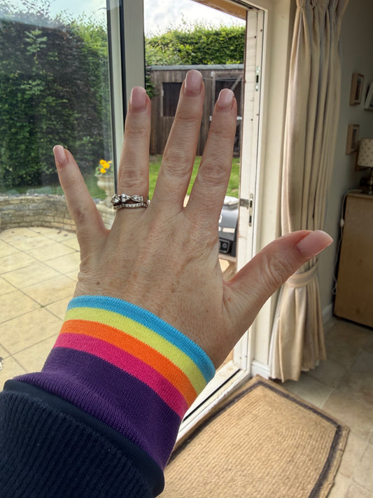 Navy cuffs with multicoloured stripes.